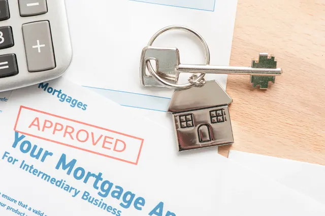 Illustration of a house with a fixed-rate mortgage payment schedule